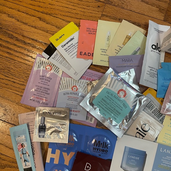 Assorted Beauty Sample Collection - Picture 4 of 6